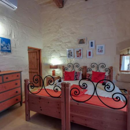 Peaceful Farmhouse Stay With Cozy Yard Għarb Екстериор снимка