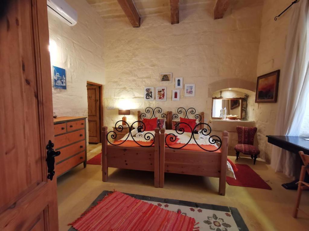 Peaceful Farmhouse Stay With Cozy Yard Għarb Екстериор снимка